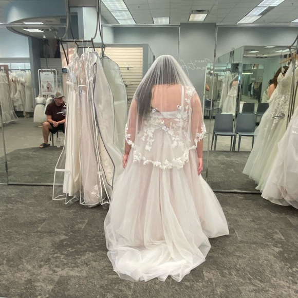 Brand new David’s bridal wedding dress size 24 unaltered - Picture 3 of 6